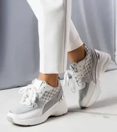 szary-sneakersy-zdobione-monogramem-lora