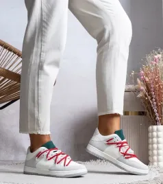 szare-sneakersy-trampki-z-czerwonymi-sznurowkami-arcobaleno