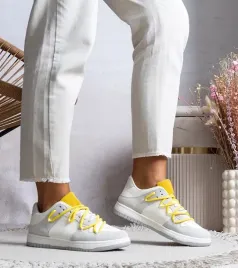 szare-sneakersy-damskie-trampki-z-zoltymi-sznurowkami-arcobaleno