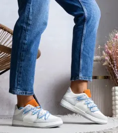 szare-sneakersy-trampki-niebieskie-sznurowki-arcobaleno