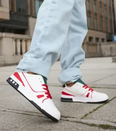 bialo-czerwone-buty-z-zielonym-jezykiem-archie
