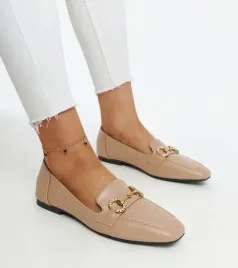 bezowe-mokasyny-z-klamerka-areebah