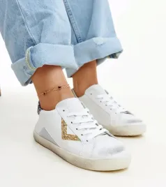 biale-sneakersy-z-efektem-znoszenia-gombola