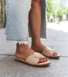 bezowe-klapki-ze-skorzana-wkladka-buenas