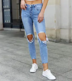 niebieskie-jeansy-slim-z-przetarciami-concordina