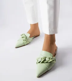 zielone-eleganckie-klapki-z-lancuchem-patenaude