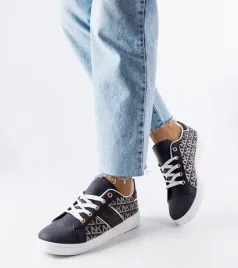 granatowe-sneakersy-zdobione-monogramem-bolduc