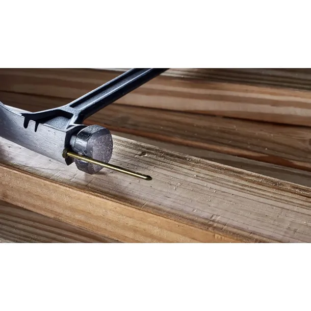dewalt-mlotek-stalowy-624g-cechy-dodatkowe-antyposlizgowy-uchwyt