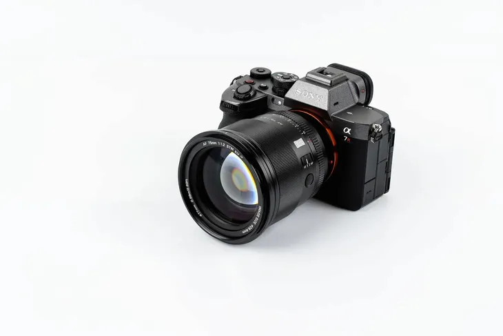 viltrox-af-75mm-f1-2-sony-e-pro
