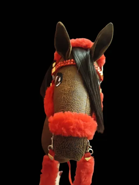hobby-horse-a4-kasztan-material-drewno-tkanina