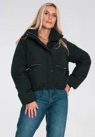 krotka-czarna-kurtka-puchowa-damska-pikowana-oversize-z-wysoka-stojka-i-kie