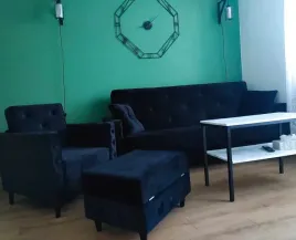 pikowany-komplet-guzikami-salon-funkcja-spania-kanapa-z-fotelem-i-pufa-sofa