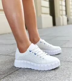 biale-sneakersy-na-masywnej-podeszwie-nesibe