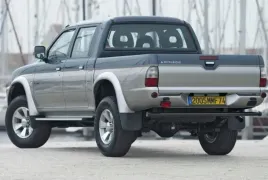 mitsubishi-l200-pokrywa-bagaznika-tylna-klapa-burta-z-lampa-stop-1996-2006