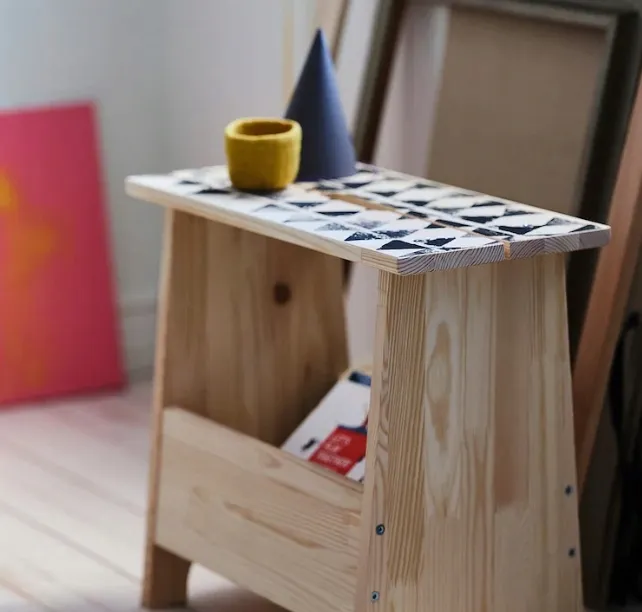 ikea-perjohan-stolek-ze-schowkiem-sosna-stolik