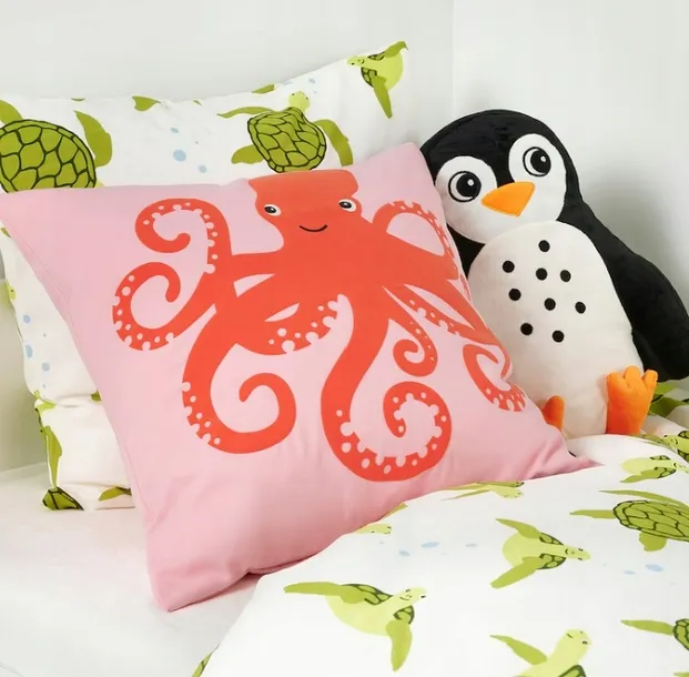 ikea-pluszak-blavingad-maskotka-pingwin-poduszka-kod-producenta-205-283-69