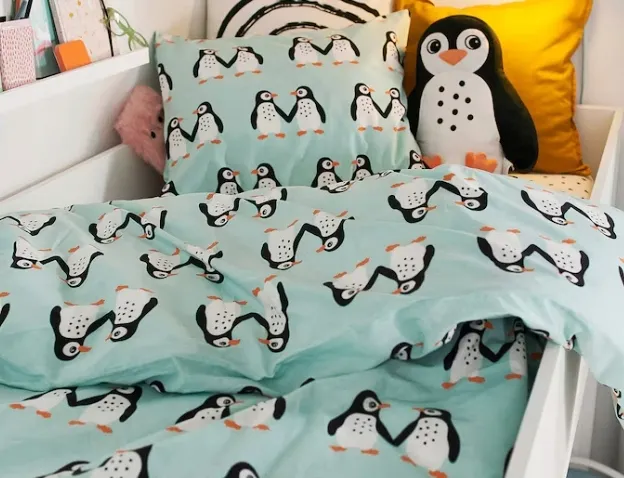 ikea-pluszak-blavingad-maskotka-pingwin-poduszka
