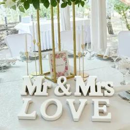 drewniane-centrum-stolu-dla-pary-mr-and-mrs-love-na-slub-biale-znaki