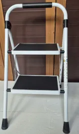 drabina-2-stopniowa-skladana-150kg-76x-39cm-bialo-czarna