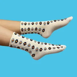 bezowe-skarpetki-kwiatowe-laka-z-haftem-eleganckie-i-stylowe