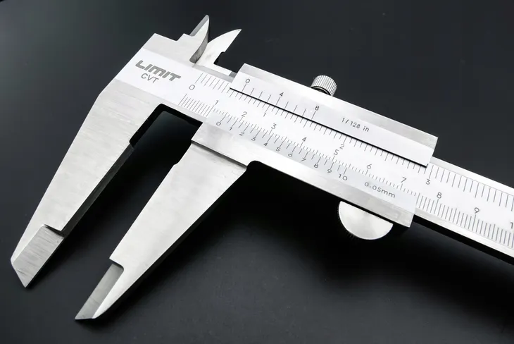 suwmiarka-analogowa-limit-300-mm-maksymalny-zakres-pomiaru-300-mm-dokladnosc-pomiaru-0-05-mm