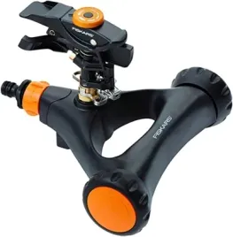 fiskars-zraszacz-ogrodowy-pulsacyjny-obrotowy-na-kolkach-metalowy-500m2