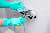 clinex-w3-active-shield-1l-3837-cechy-dodatkowe-bez-chloru-bez-smug-bez-szorowania-bez-wybielacza-dozownik-nie-rysuje-powierzchni