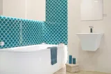 mozaika-ceramiczna-fish-scale-deep-blue-niebieska-marka-szklane-mozaiki