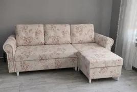 sofa-w-kwiaty-narozna-rozkladana-z-pojemnikiem-rogowka-funkcja-spania