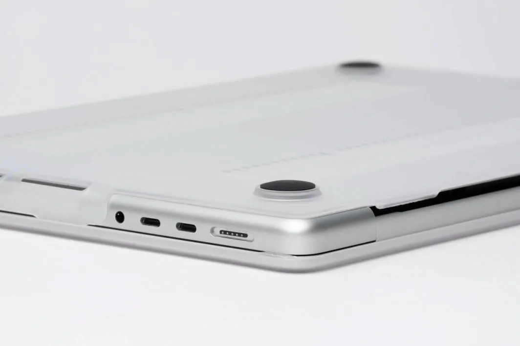 etui-zagg-hardshell-do-macbook-air-13-m2-m3-m4-clear