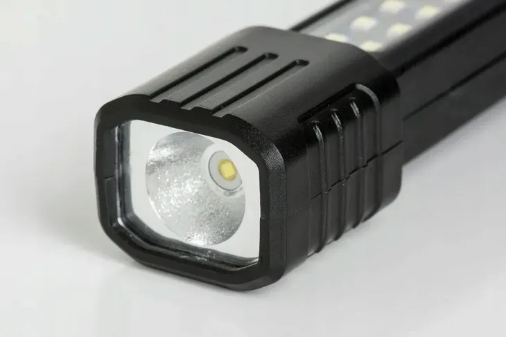 cat-latarka-extandable-worklight-170lm-ct3115-material-abs