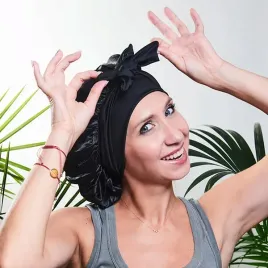 satynowy-czepek-wiazany-bonnet-yeye-czarny
