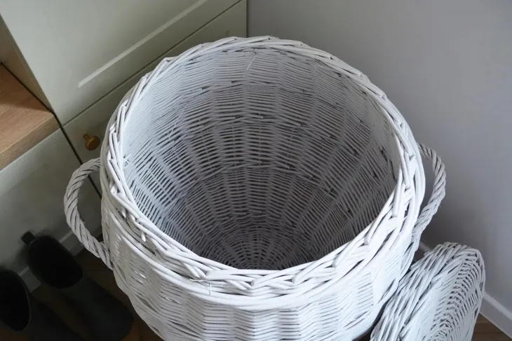 kosz-wiklinowy-barrel-bialy-65-cm
