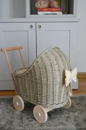 wozek-wiklinowy-niski-bezowy-kokarda