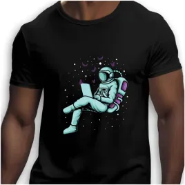 koszulka-meska-czarna-nadruk-astronauta-z-laptopem-5xl