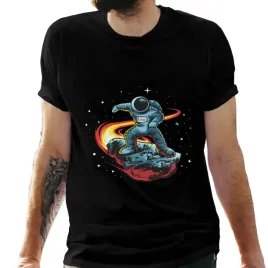 koszulka-meska-czarna-z-nadrukiem-astronauta-na-desce-s