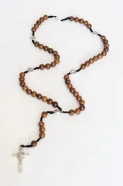 rozaniec-meski-naszyjnik-drewna-wenge-sw-benedykta-na-sznurku-z-etui