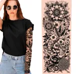 rekaw-z-tatuazem