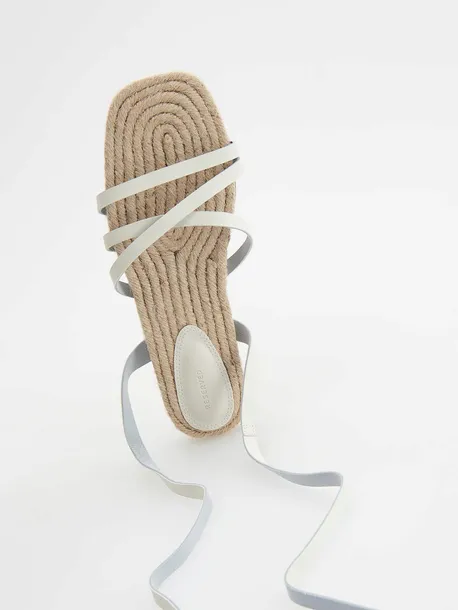 biale-wiazane-sandaly-reserved-37-kod-producenta-7679s