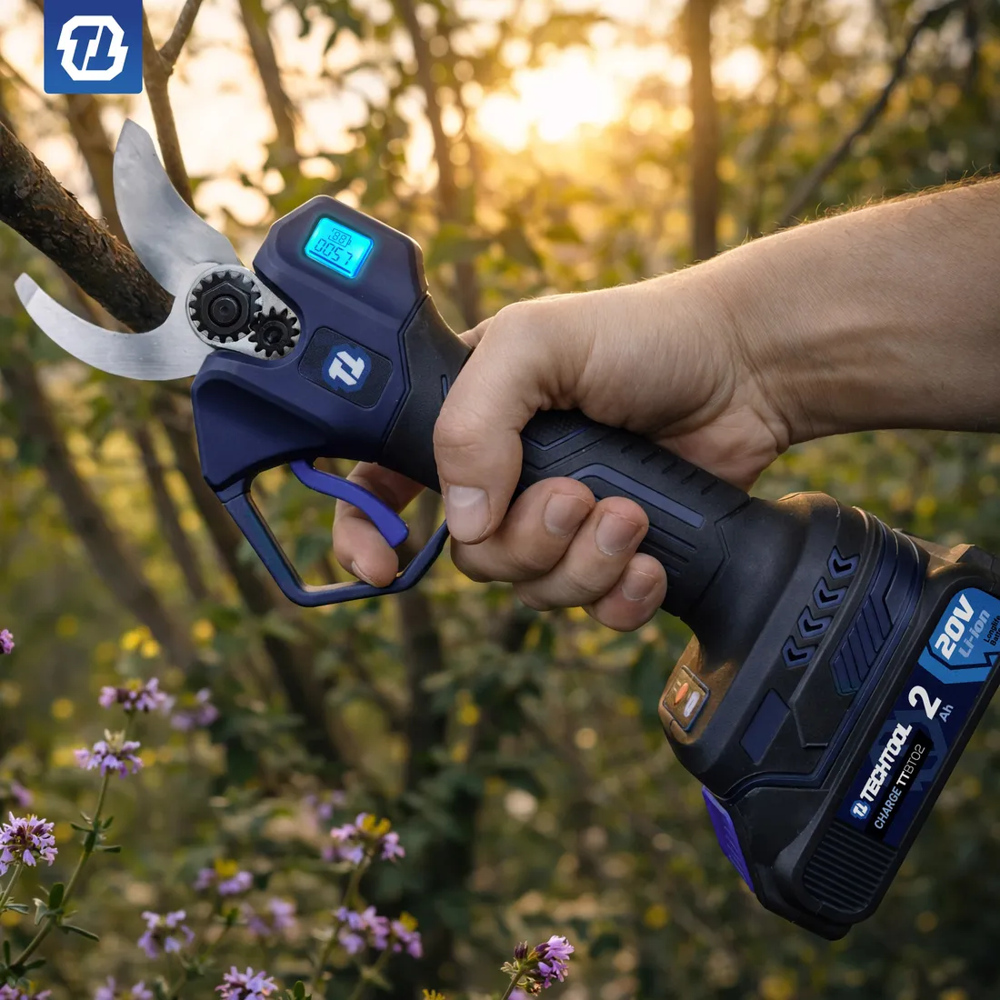 sekator-akumulatorowy-elektryczny-do-galezi-nozyce-2-ah-ogrodowy-techtool