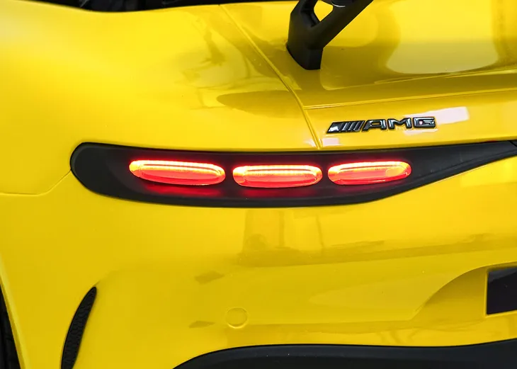 auto-mercedes-benz-gt63-amg-zolty-na-akumulator-dla-dzieci-gratisy-stan-nowy-marka-mercedes-benz