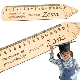 drewniana-linijka-w-ksztalcie-olowka-na-pasowania-na-przedszkolaka