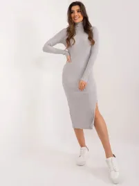 szara-prazkowana-sukienka-bodycon-z-golfem