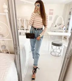niebieskie-jeansy-o-kroju-mom-fit-ailleboust