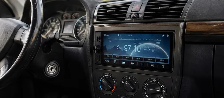 radio-samochodowe-navitel-rd10-smart-car-player-obsluga-android-i-ios-rodzaje-odtwarzanych-nosnikow-karta-microsd-usb