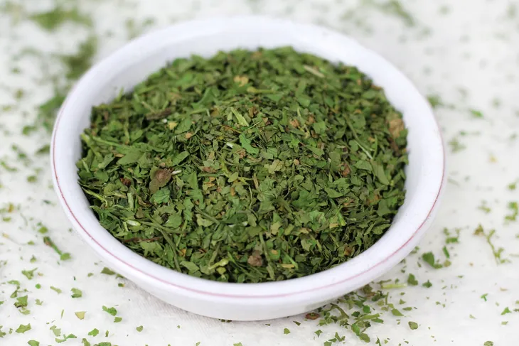 kolendra-lisc-suszony-40g-or-sindibad-spices-cechy-dodatkowe-weganskie-wegetarianskie