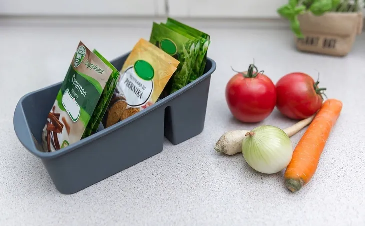 organizer-na-przyprawy-25x15cm-praktyczny-pojemnik-do-szafki-szuflady-material-wykonania-tworzywo-sztuczne
