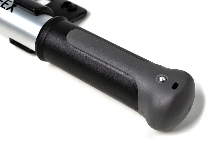 minipompka-z-manometrem-i-uchwytem-dlugosc-29-cm