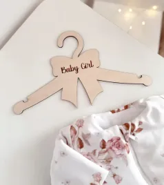 wieszak-z-grawerem-drewniany-baby-girl-kokardka