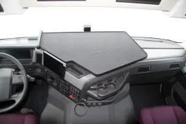 polka-srodkowa-z-mata-antyposlizgowa-do-volvo-fm-2021